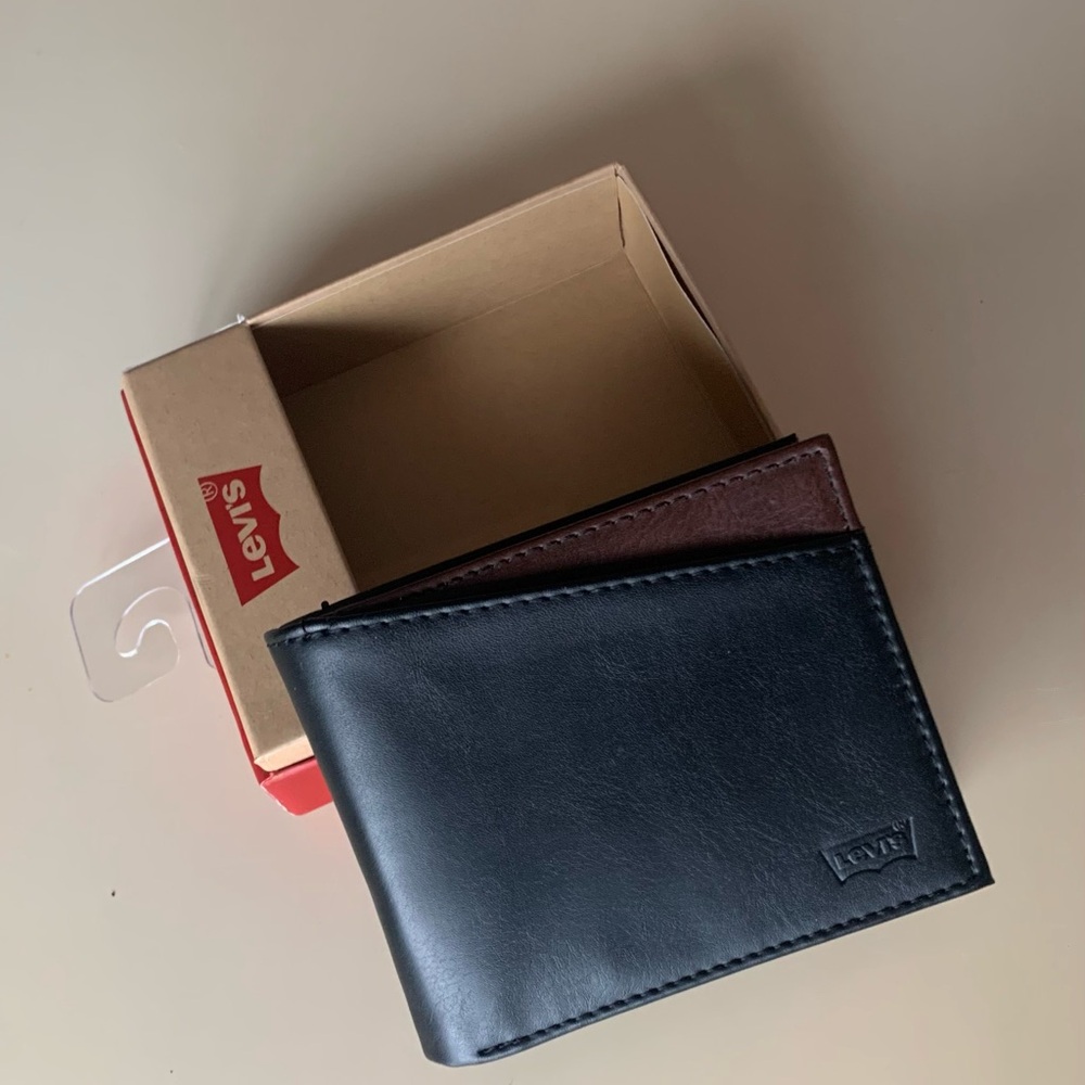 NWT/ Levi's Dual-Tone Black and Brown  leather bifold  walles Card Holder